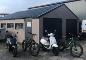 foto werkplaats bromfix, reparatie scooters en fatbikes uit Rotterdam Noord