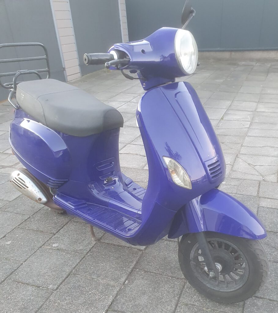 Zijaanzicht BTC Riva 2015 te koop. Snorscooter met weinig kilometers. Gebruikte scooter.