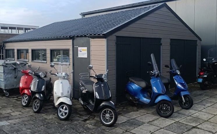 Vespa en Piaggio scooters zoals de Primavera, Sprint en Zip geparkeerd voor de Bromfix werkplaats aan de Industrieweg in Berkel en Rodenrijs voor vakkundig onderhoud en reparatie