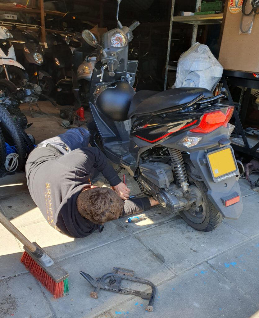 reparatie midden standaard bok en onderhoudsbeurt Sym Orbit 3 door Roland van Bromfix