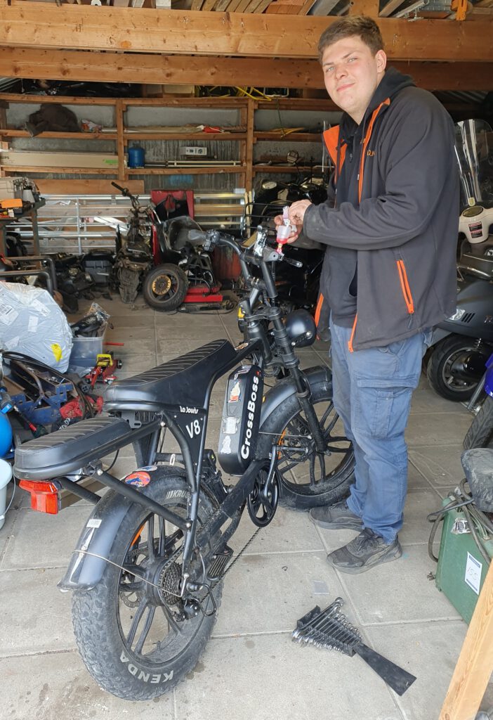 ontluchten niet werkende remmen fatbike door bromfix, onderhoud en reparatie. La Souris Crossboss V8 met Kenda banden maat 20 x 4.0 vervangen. Lekke band vervangen.