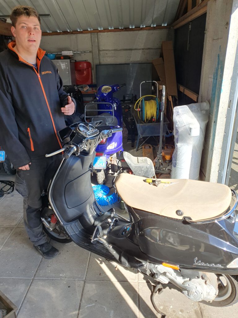 snelle reparatie verlichting vespa sprint door bromfix, onderhoud, berkel, rotterdam, zoetermeer, pijnacker