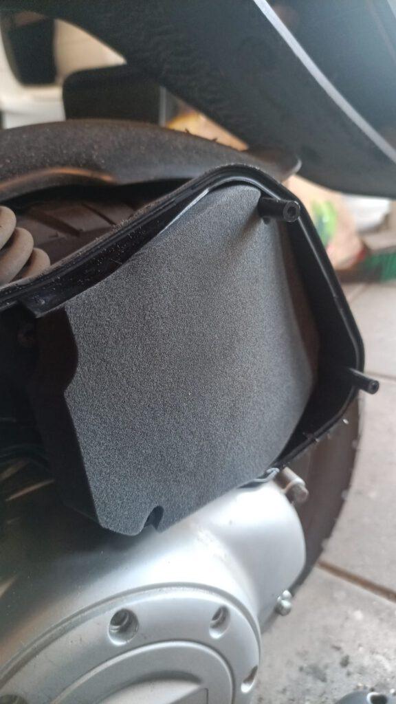 foto van nieuw luchtfilter vespa scooter gemonteerd tijdens onderhoudsbeurt Bromfix