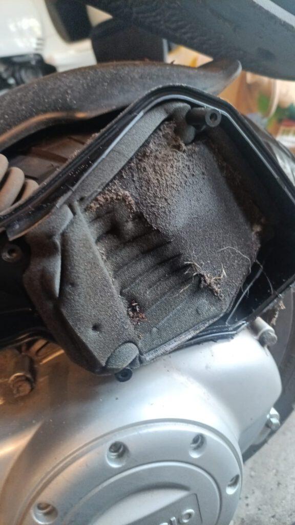 foto van verstopt luchtfilter van Vespa Piaggio scooter voor onderhoudsbeurt Bromfix