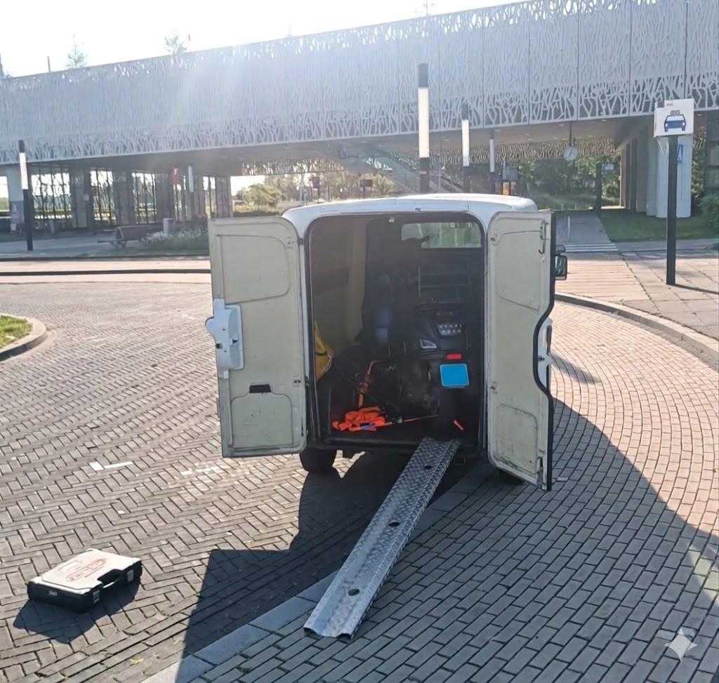 Roland van Bromfix voert pechhulp uit voor scooter bij station Lansingerland-Zoetermeer; scooter wordt ingeladen voor reparatie in de werkplaats in Berkel en Rodenrijs.