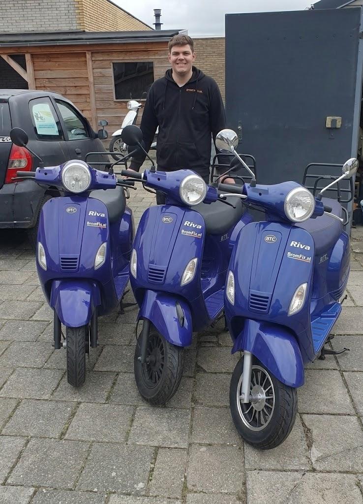 Roland van werkplaats BromFix in Berkel bij drie BTC Riva snorscooters en bromscooters voor onderhoud, reparatie en storingsdiagnose.