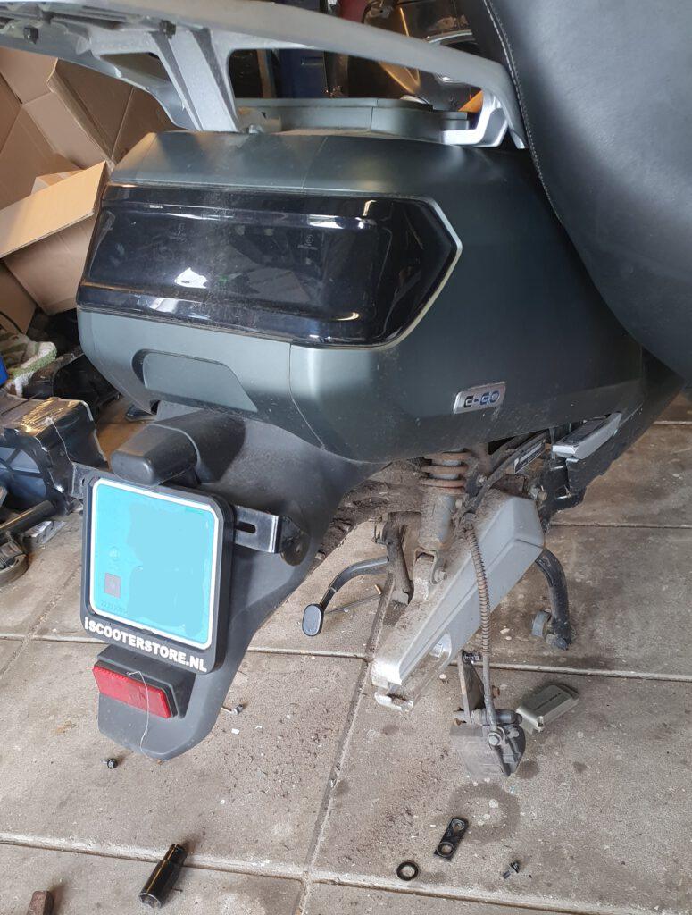 vervangen achterband electrische scooter Iva E-GO door Roland van Bromfix in Lansingerland