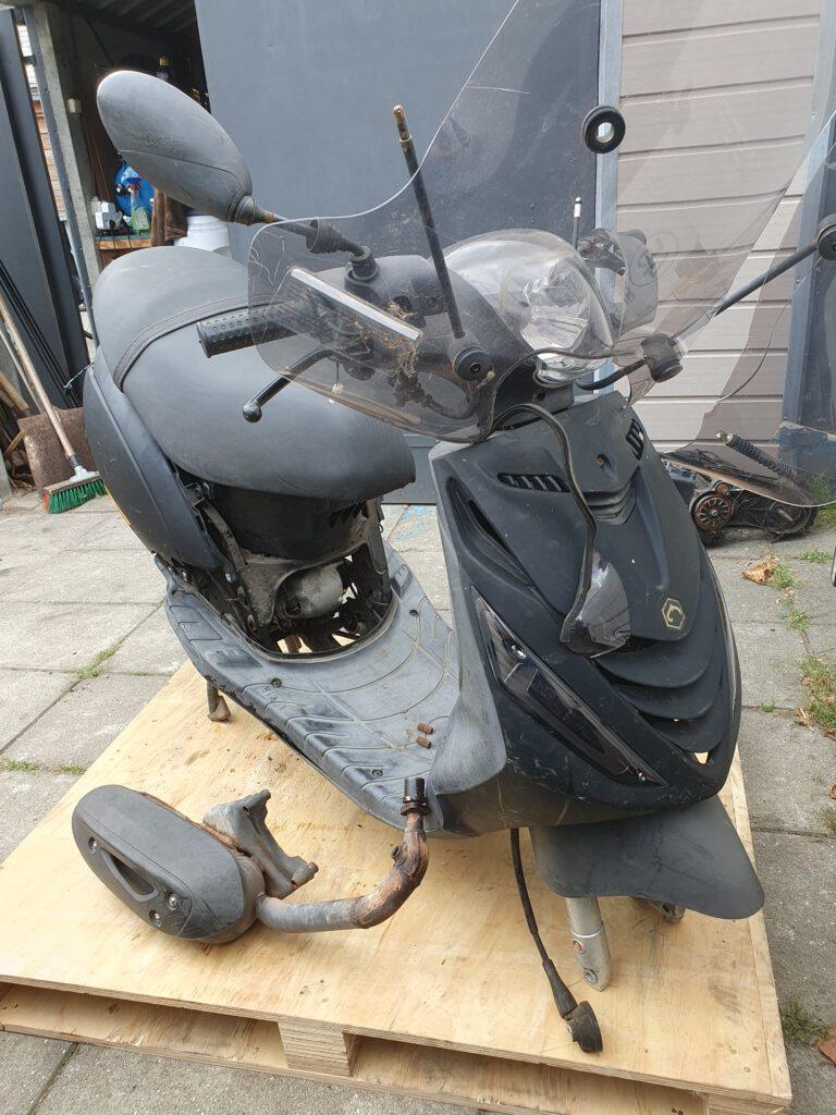 Piaggio Zip scooter met diefstalschade en ontbrekende onderdelen klaar voor schadeherstel en reparatie bij Bromfix. Opgehaald bij de politie. Schaderapport voor verzekering schrijven.